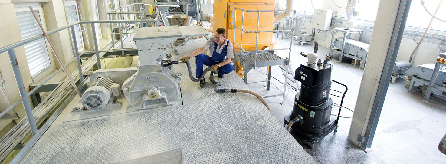 Ruwac industriezuiger met draaistroomaandrijving DS1220 voor stofexplosieve atmosfeer zuigt kunststofpigmenten op bij de Raschig-fabrieken in Espenheim