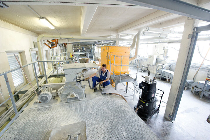 Ruwac industriezuiger met draaistroomaandrijving DS1220 voor stofexplosieve atmosfeer zuigt kunststofpigmenten op bij de Raschig-fabrieken in Espenheim