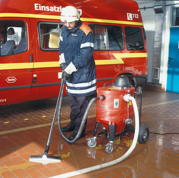 Ruwac waterzuiger WSP200 zuigt water bij de fabrieksbrandweer van Roche Diagnostics in Mannheim.