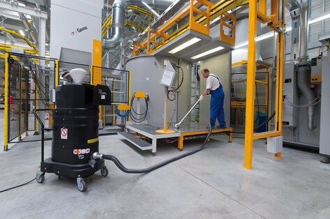 Ruwac industriezuiger DS1220 voor de stofexplosieve atmosfeer zuigt metalen spaanders bij Hörmann in Oerlinghausen.