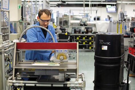 Ruwac industriezuiger met draaistroomaandrijving DS1220 zuigt PCB-stof bij Schmersal in Wuppertal