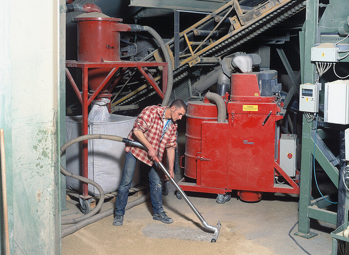 Ruwac industriezuiger DS4150 voor de stofexplosieve atmosfeer zuigt vermiculiet pressboard bij Kramer Progetha in Düsseldorf.