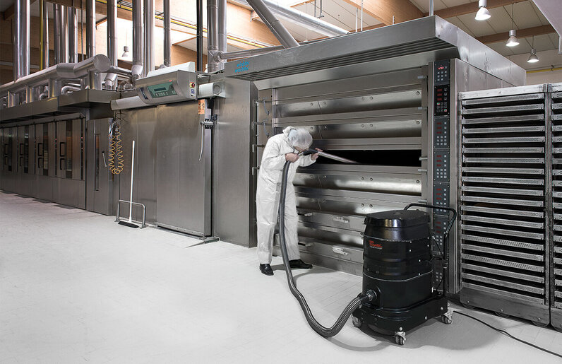 Ruwac industriezuiger R01 A voor de stofexplosieve atmosfeer zuigt meelstof in een grote bakkerij.