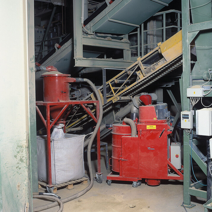 Ruwac industriezuiger DS4150 voor de stofexplosieve atmosfeer zuigt vermiculiet pressboard bij Kramer Progetha in Düsseldorf.