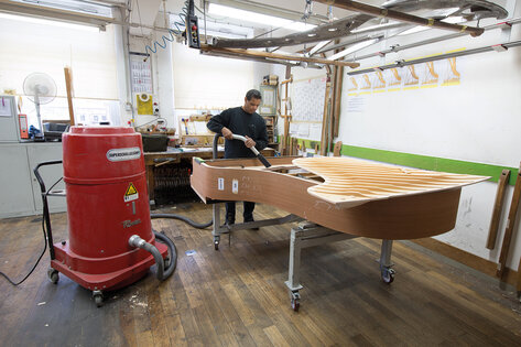 Ruwac industriezuiger DS2 zuigt houtspaanders bij Steinway & Sons in Hamburg.