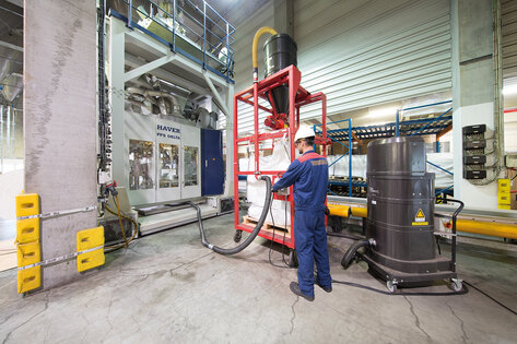 Ruwac industriezuiger DS2520 zuigt Makrolon in Chemion Chemical Park in Uerdingen.