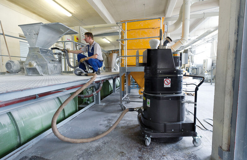 Ruwac industriezuiger met draaistroomaandrijving DS1220 voor de stofexplosieve atmosfeer zuigt kunststofpigmenten op in de Raschig-fabrieken in Espenheim