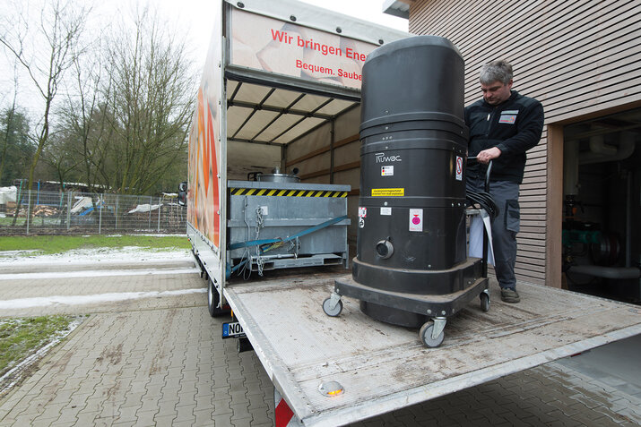 Ruwac industriezuiger DS2520 voor de stofexplosieve atmosfeer zuigt as van een biomassaverwarmingsinstallatie bij Bentheimer-Holz in Bad Bentheim.