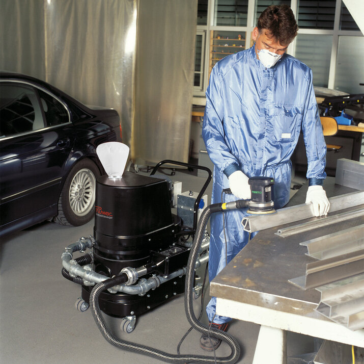 Ruwac industriezuiger R01 R022 met vonkenvanger in stofexplosieve atmosfeer zuigt ontvlambaar aluminiumstof bij BMW München.