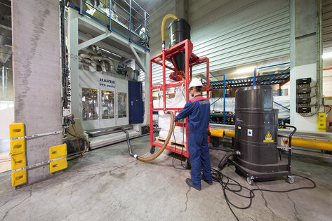 Ruwac industriezuiger DS2520 voor de stofexplosieve atmosfeer met silo en Big Bag zuigt Makrolon-stof bij Chemion in Uerdingen.