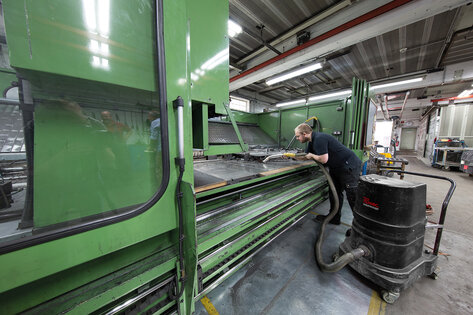 Ruwac industriezuiger DS1 zuigt metalen spaanders bij Steinway & Sons in Hamburg.